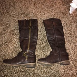 Size 7. Really good condition. Like new. Worn once